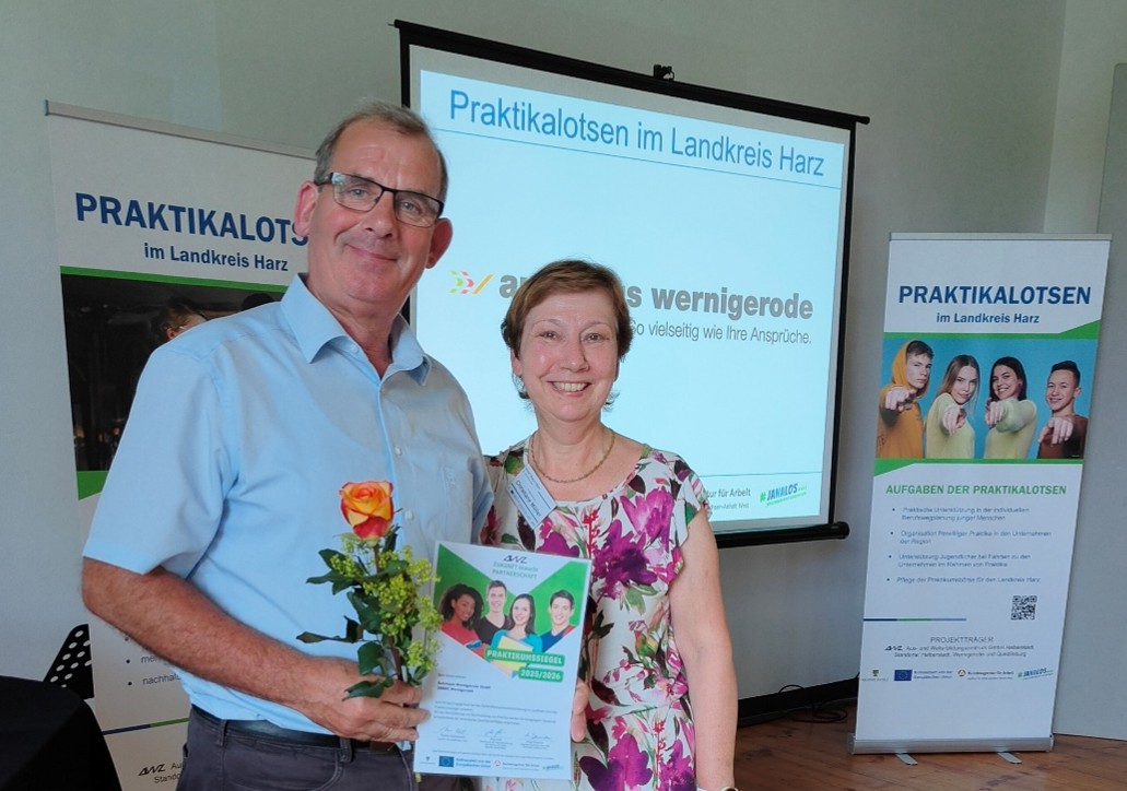 Geschäftsführer Thomas Päschke von der Autohaus Wernigerode GmbH freut sich über die Ehrung mit dem Praktikasiegel